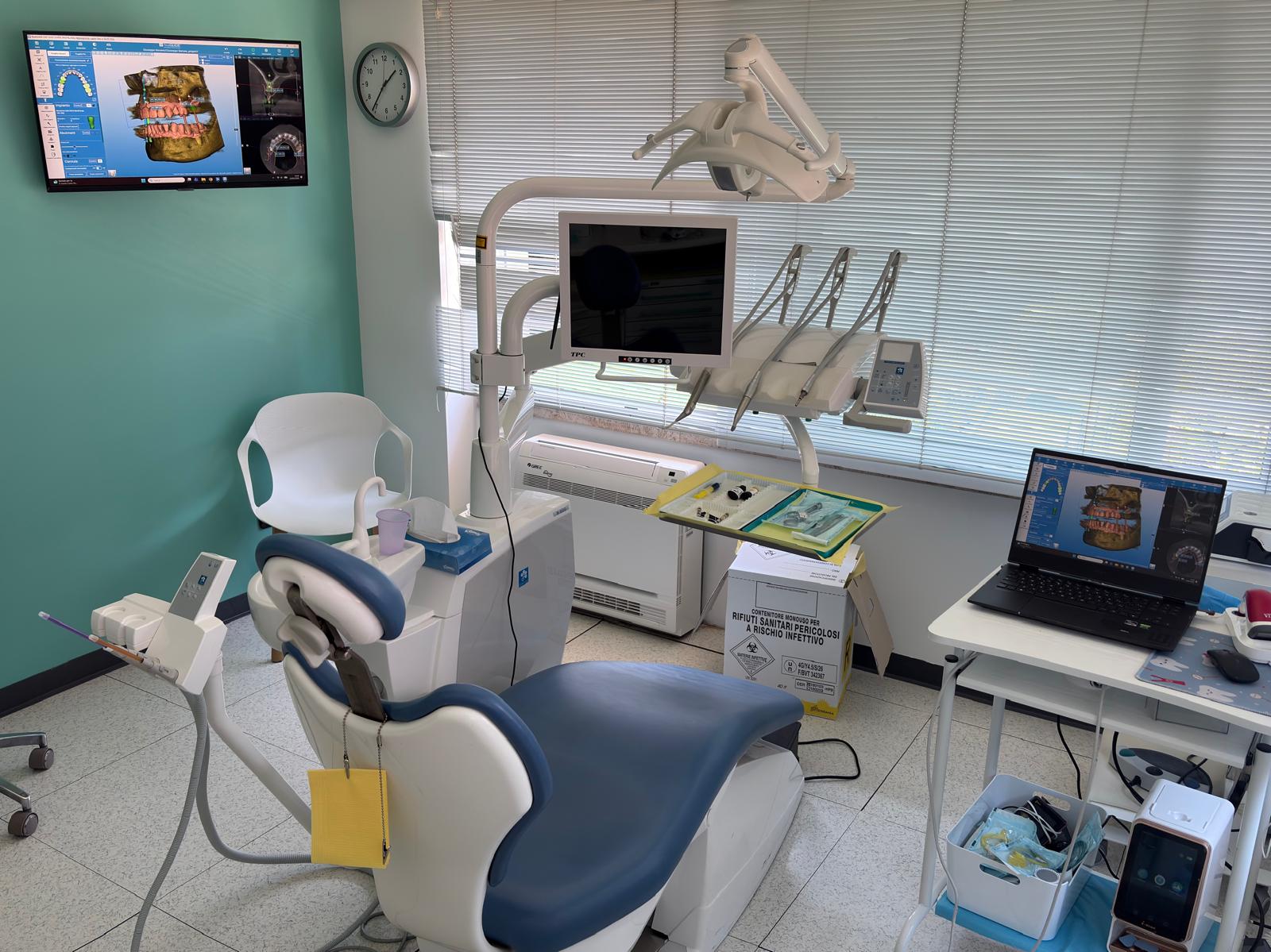 Dentista che esegue restauri compositi diretti in uno studio dentistico moderno
