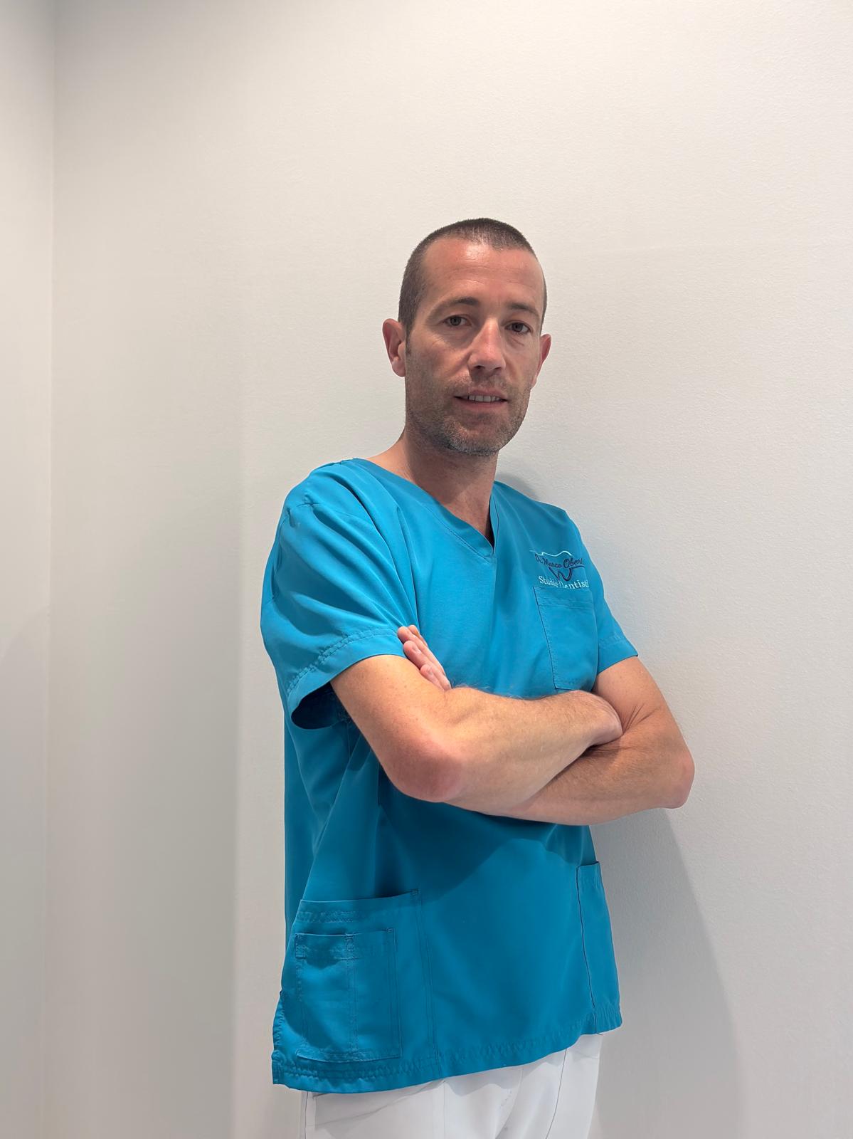 sbiancamento denti professionale in studio dentistico moderno con paziente sorridente