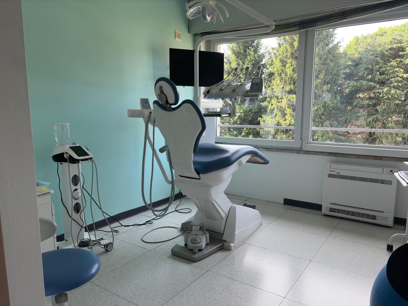 paziente soddisfatta dopo sbiancamento denti professionale con sorriso luminoso in studio dentistico